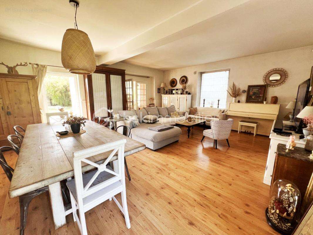 Charme de l'ancien et cadre de vie exceptionnel - Maison d’environ 170 m² avec jardin sur 1350 m² - photo 11