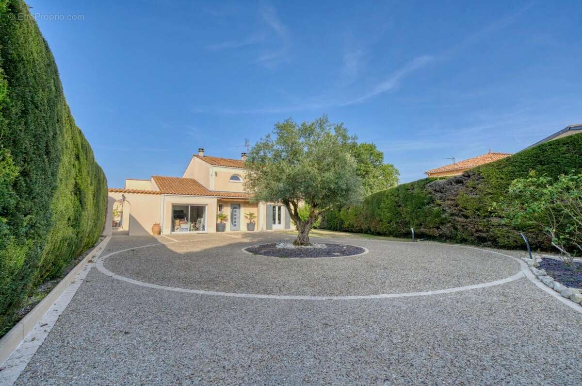 Maison 217 m² à Saintes  - photo 2