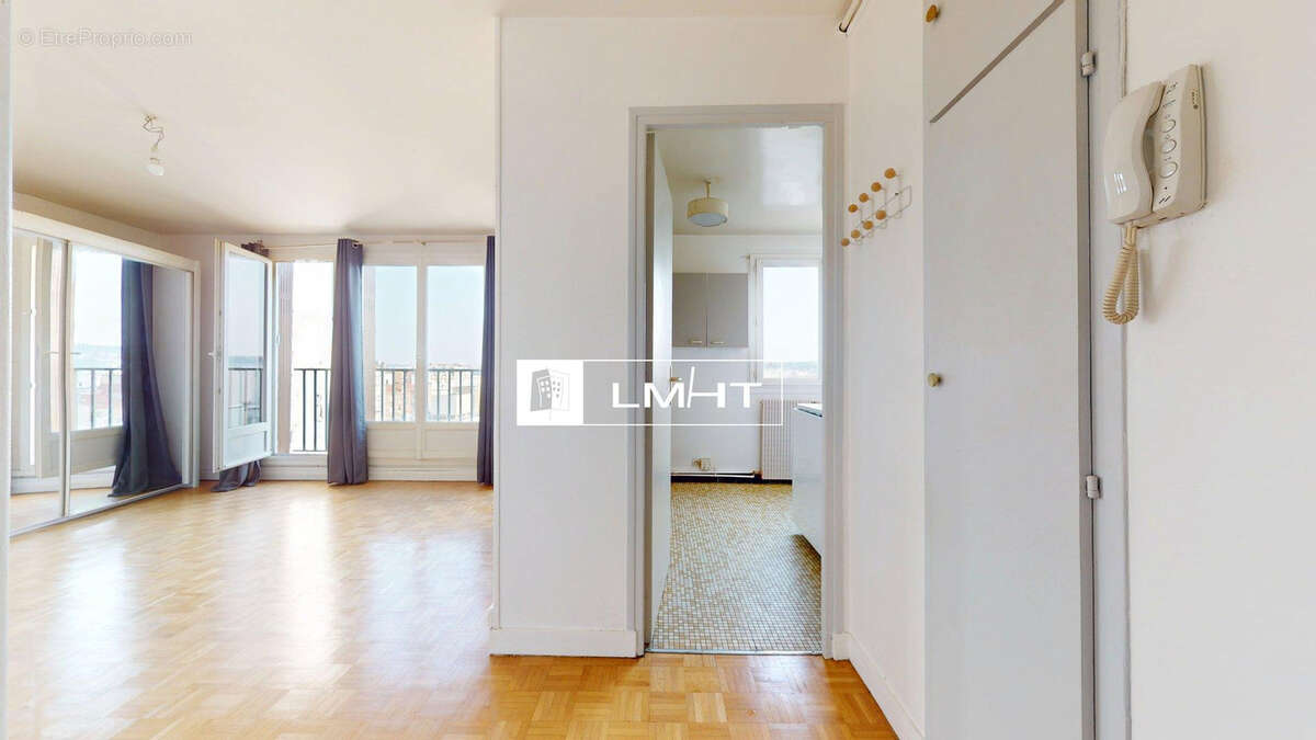 Dernier étage, vue dégagée plein Sud et beau potentiel pour ce studio de 32 m2 - photo 3