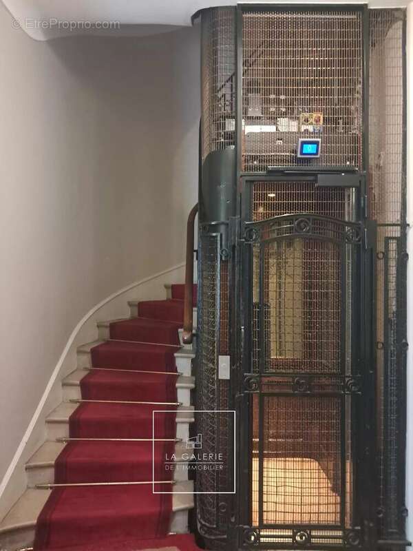 Appartement à PARIS-16E