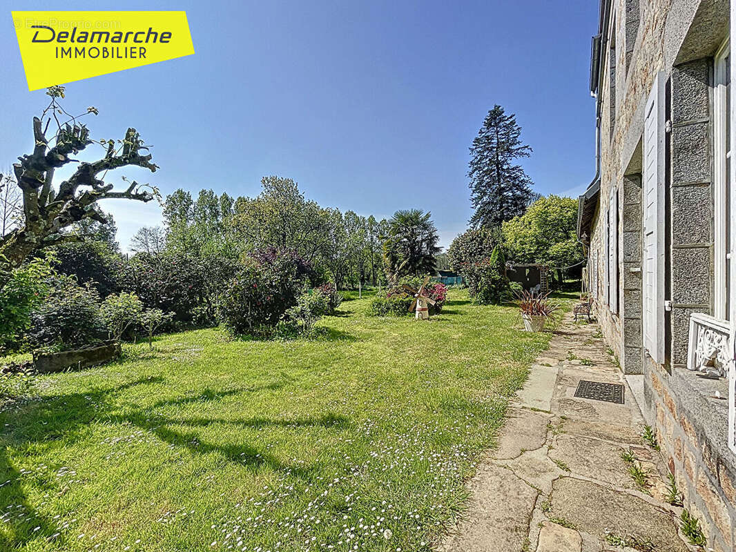 A vendre maison à La Rochelle Normande avec dépendances et 1 hectare - photo 3