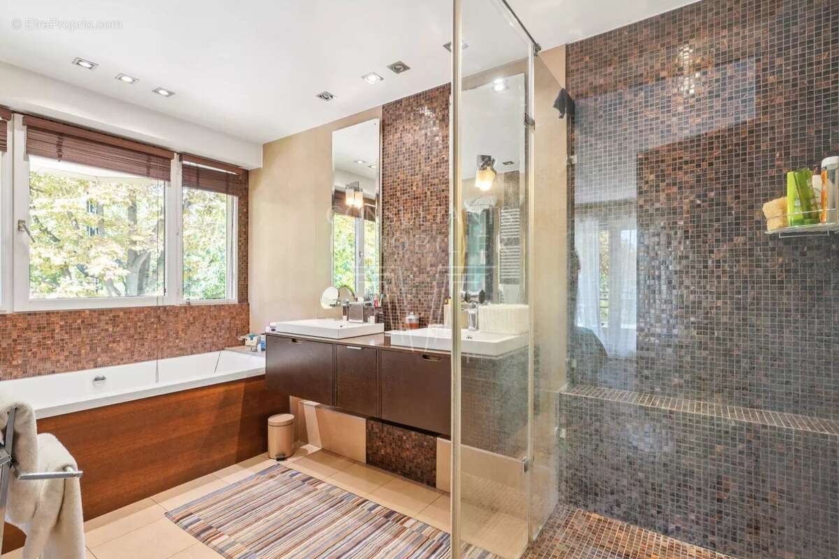 Appartement à LEVALLOIS-PERRET