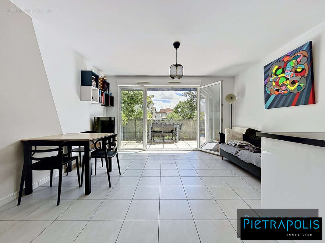 Appartement à MEYZIEU