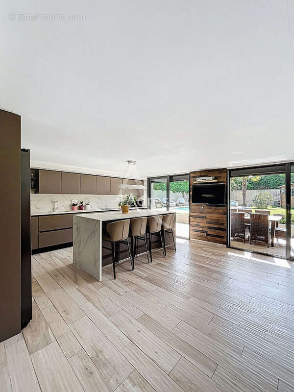 Chelles - propriété d'exception de 254m² - piscine chauffée - prestations luxueuses - photo 10