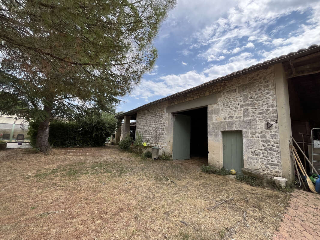 Maison à ROULLET-SAINT-ESTEPHE