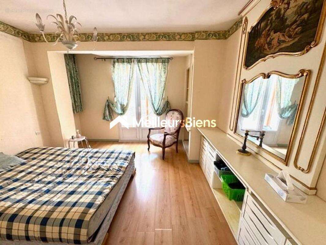 Proche commerces et écoles - Très belle maison sur 1947 m2 de terrain - photo 10