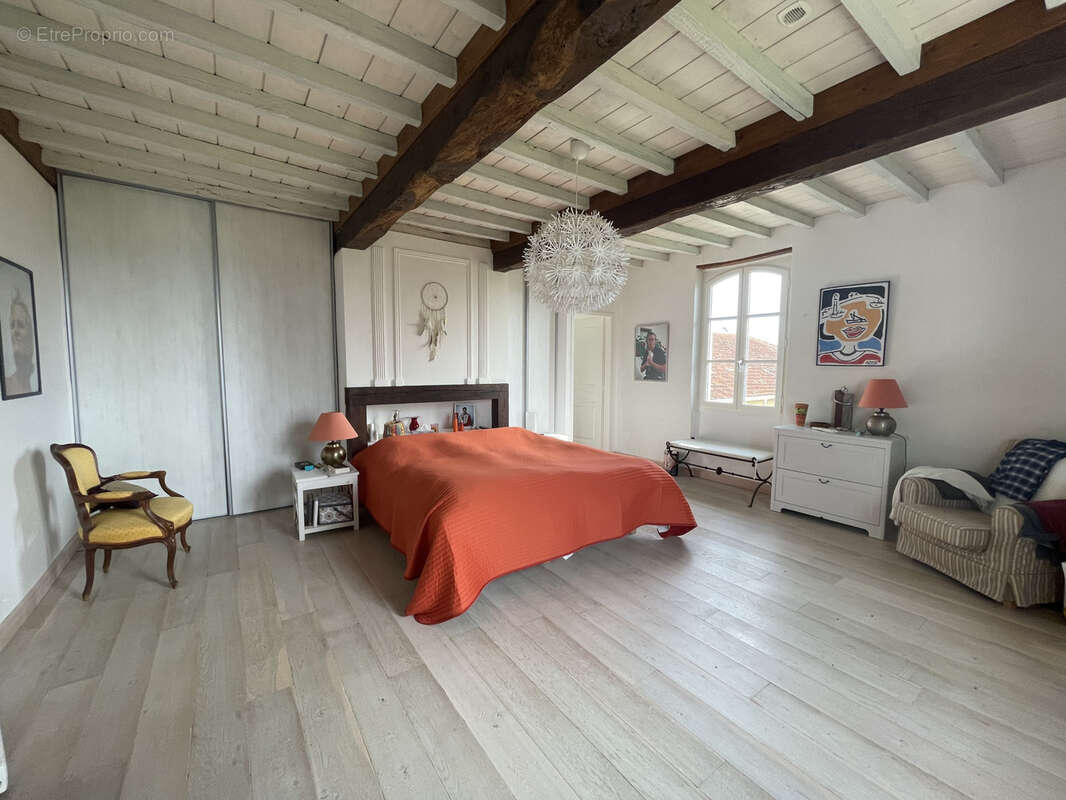 maison de maitre avec piscine intérieur et dependances aménagéables - photo 17