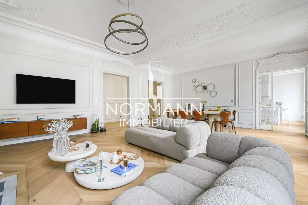 Appartement à PARIS-8E