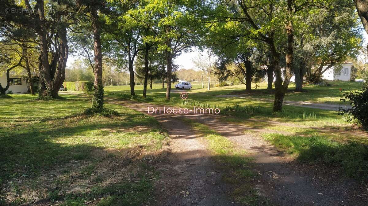 Terrain à SAINT-HILAIRE-DE-CLISSON