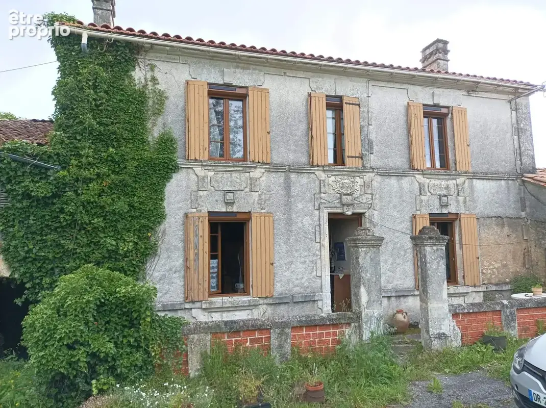 Maison à MONTMOREAU-SAINT-CYBARD
