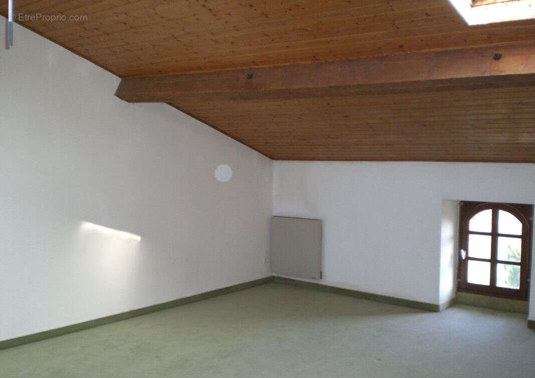 Mallievre, maison en pierre a rénover 2ch, cour, garage et parcelle de terrain - photo 4