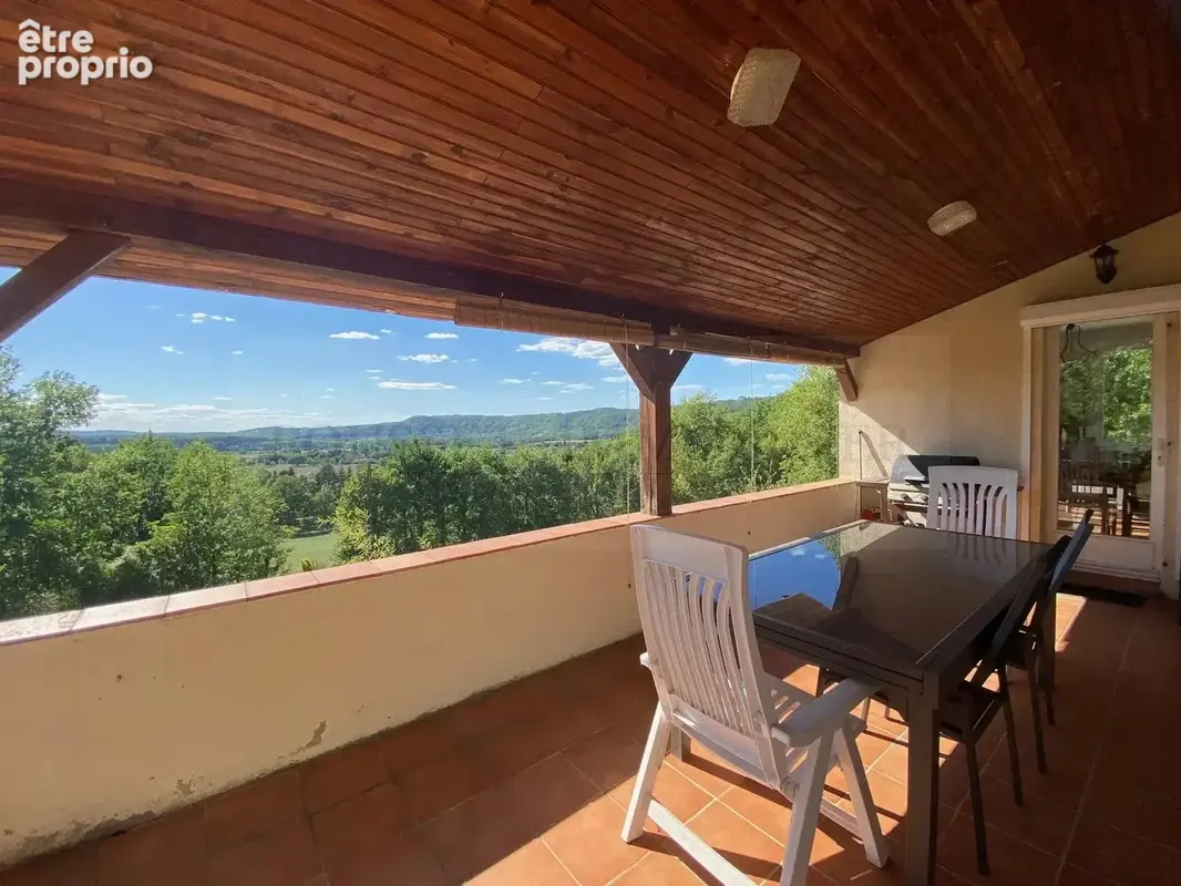 Jolie maison, de 182 m², en partie aménagée de plain-pied sur un terrain de 1ha 56a 32ca. Situation dominante avec vue imprenabl - photo 3
