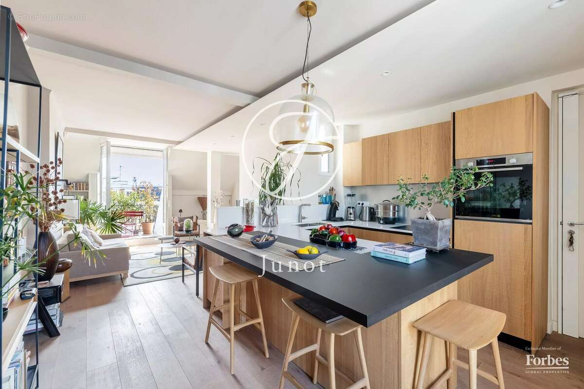 Paris 18e - MONTMARTRE / JARDINS DU SACRÉ-CŒUR -  Grand 2 pièces - 58,09m² Carrez - 60,25m² au sol - Terrasses - Vues dégagées - photo 5