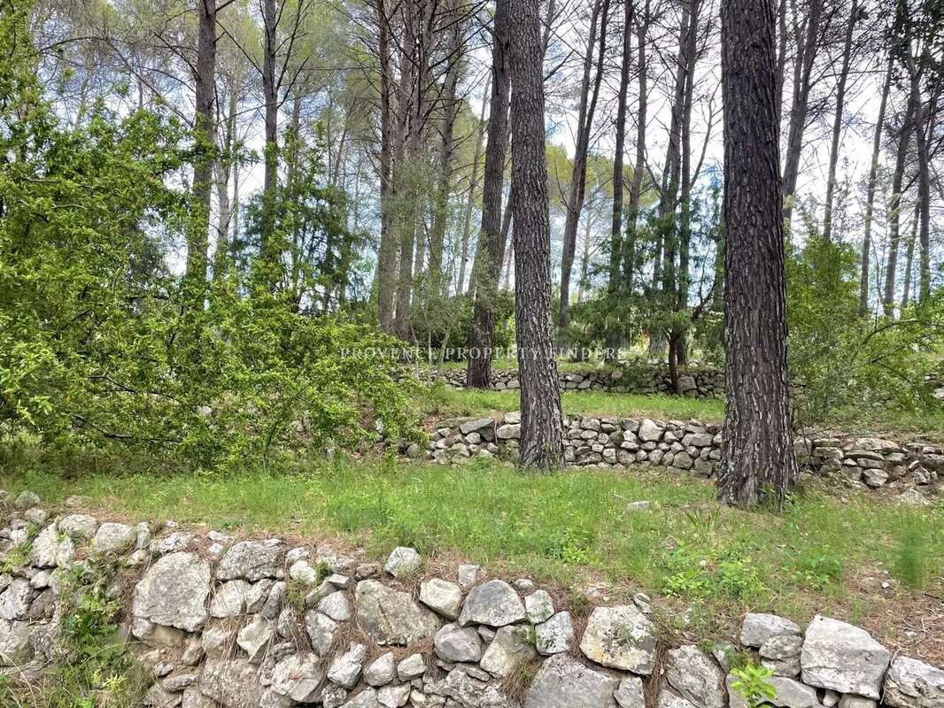 Terrain à LORGUES