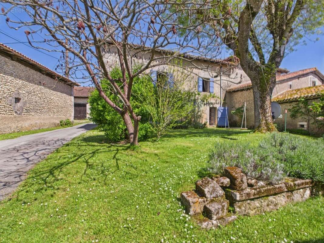 Jolie maison traditionnelle près d'un village populaire - photo 17