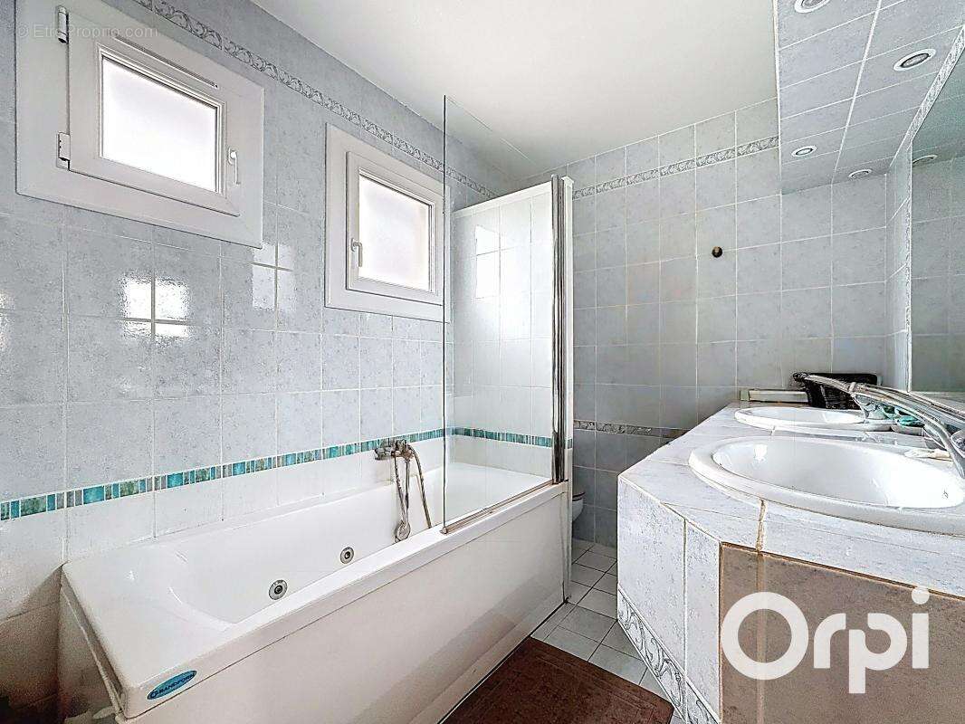 Villeneuve Loubet Maison 4 pièces 110 m2 - piscine - gardien - jardin - stationnement - photo 11
