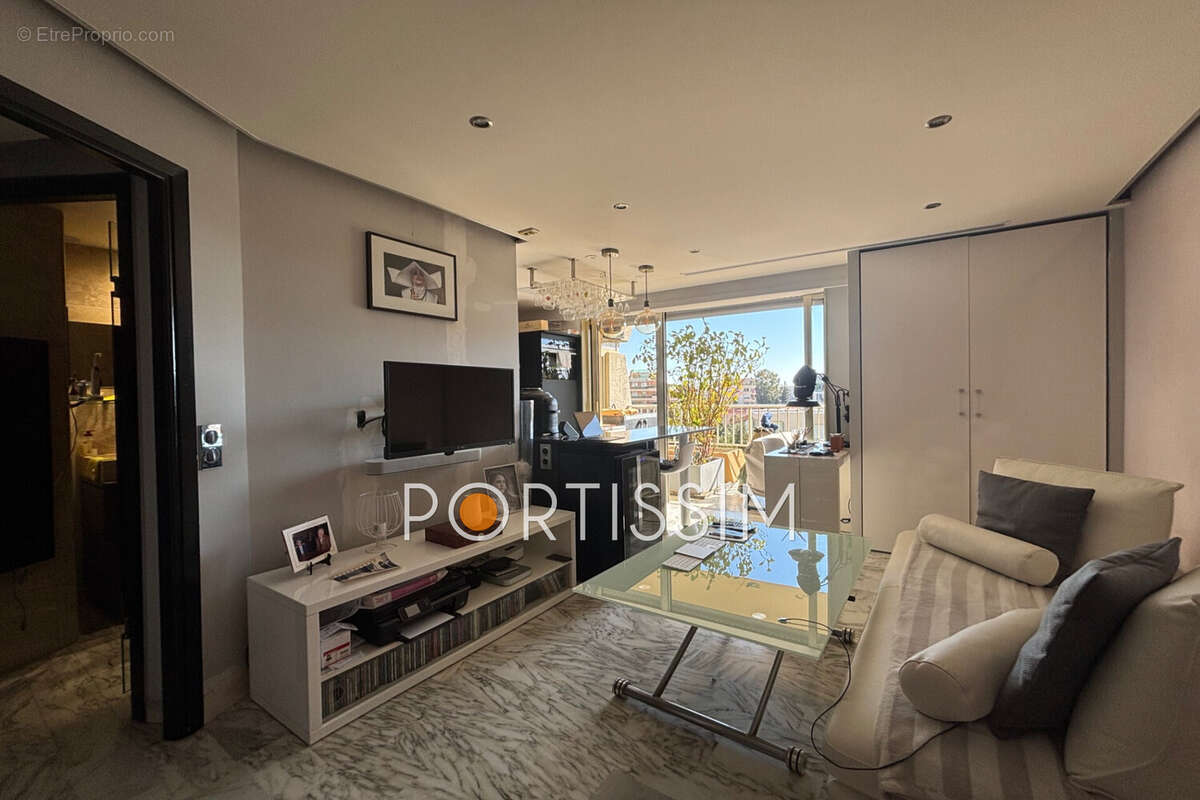 Appartement à SAINT-LAURENT-DU-VAR