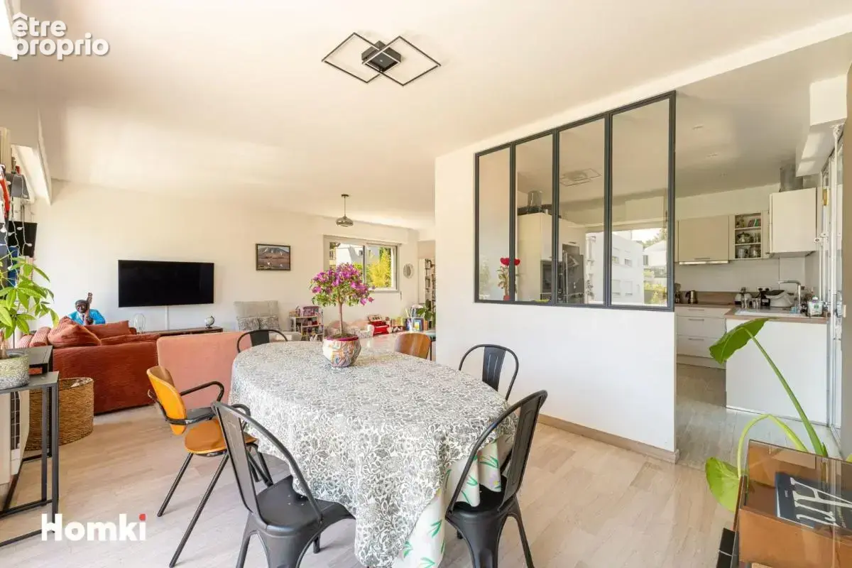 Rare à la vente : Superbe T5 traversant de 130 m² avec terrasse et vue dégagée - photo 11