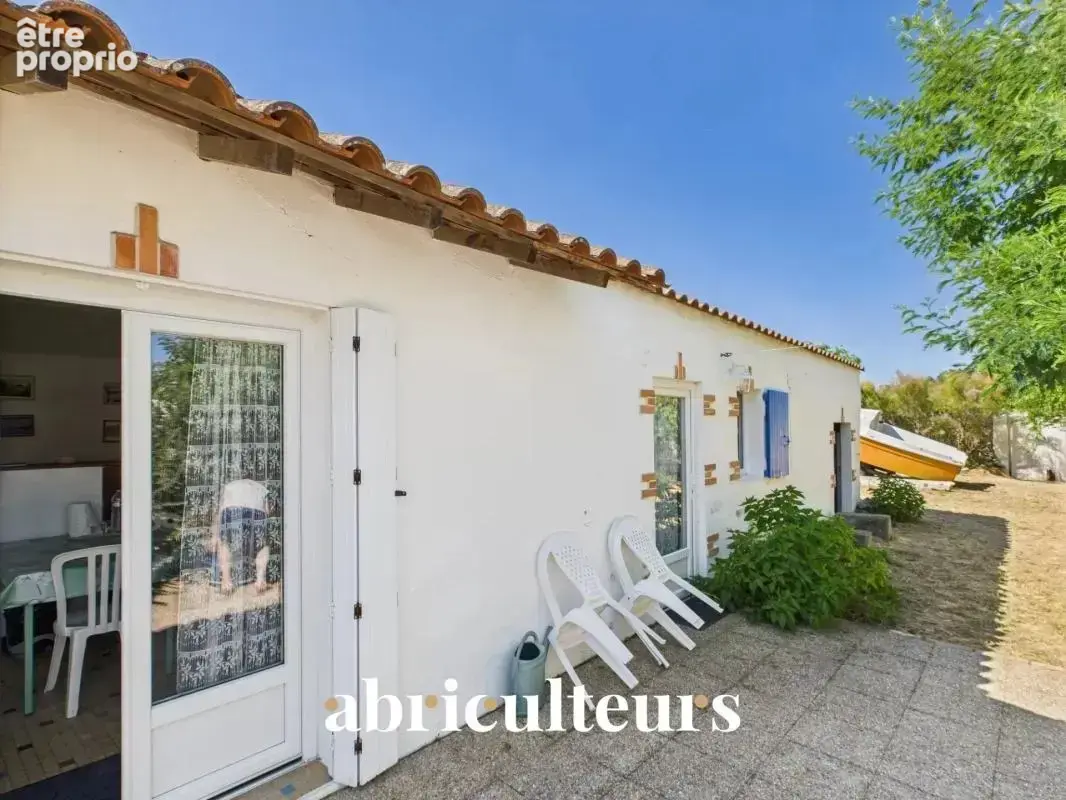 Maison avec grand terrain et dans le centre ville en vente à La Barre-de-Monts (85550) - photo 2