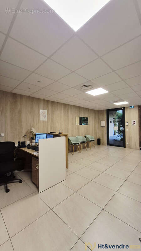 Local professionnel / Murs commerciaux de 75 m2   La Crau (secteur La Moutonne) - photo 4