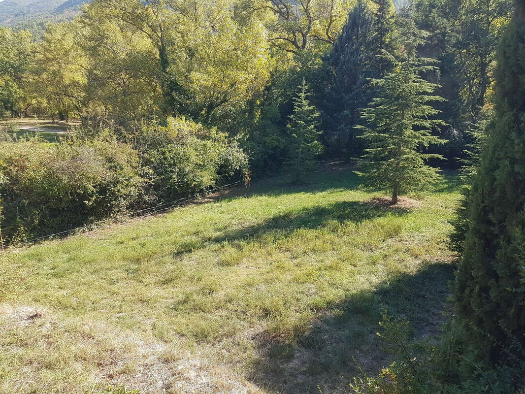 Terrain à LA ROCHE-SUR-LE-BUIS