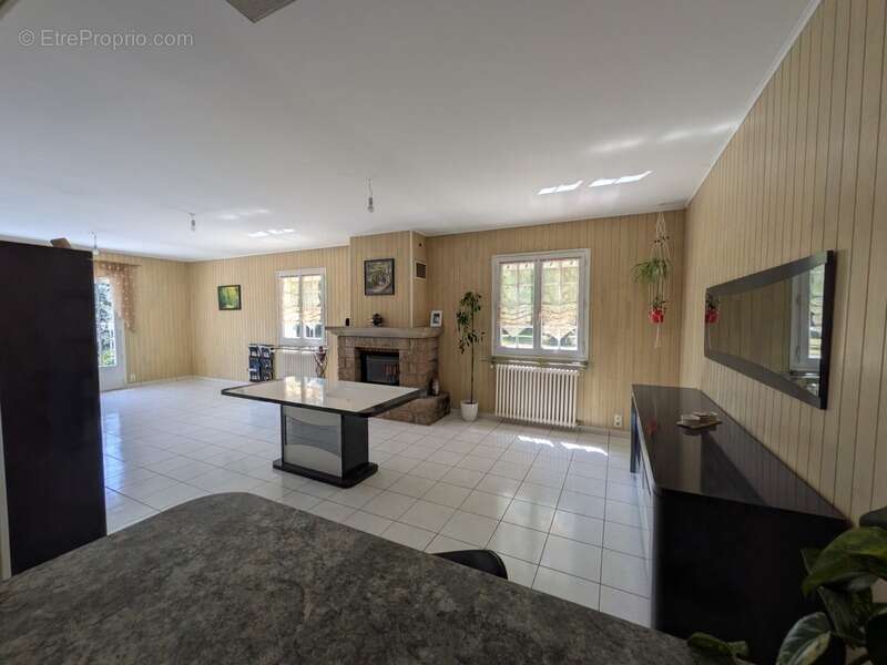 Priziac propriété composée d'une maison de type néo bretonne de 8 pieces en tres bon etat general grande dépendances parcelle de - photo 8