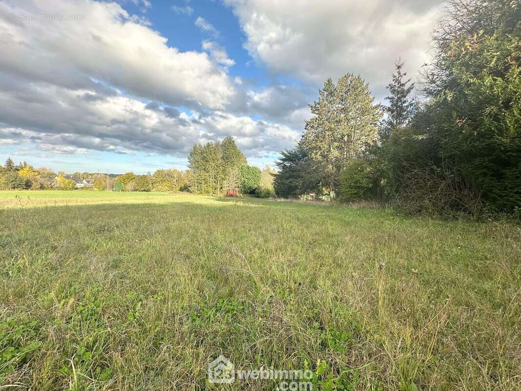 Terrain à bâtir d'une surface de 1 178 m²