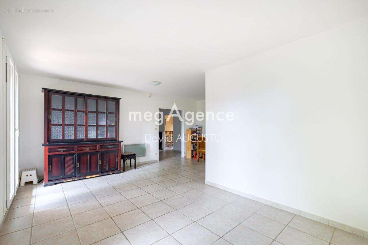 Appartement à LA TOUR-DE-SALVAGNY