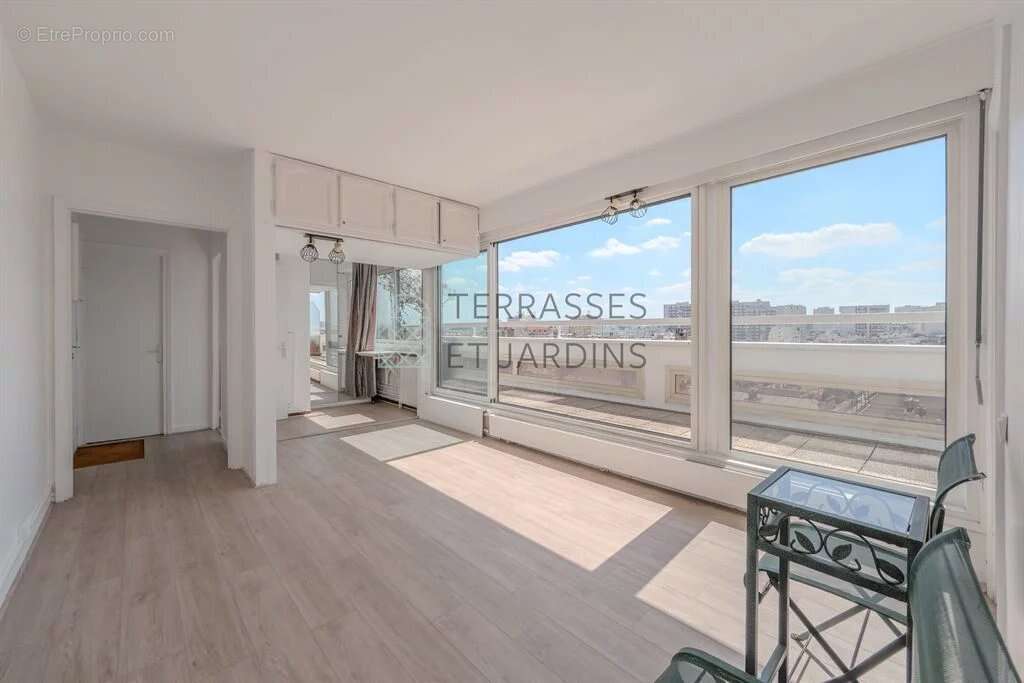 Appartement à PARIS-14E