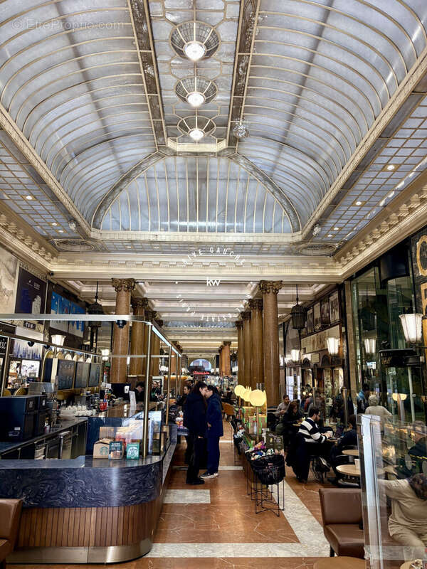 Commerce à PARIS-8E