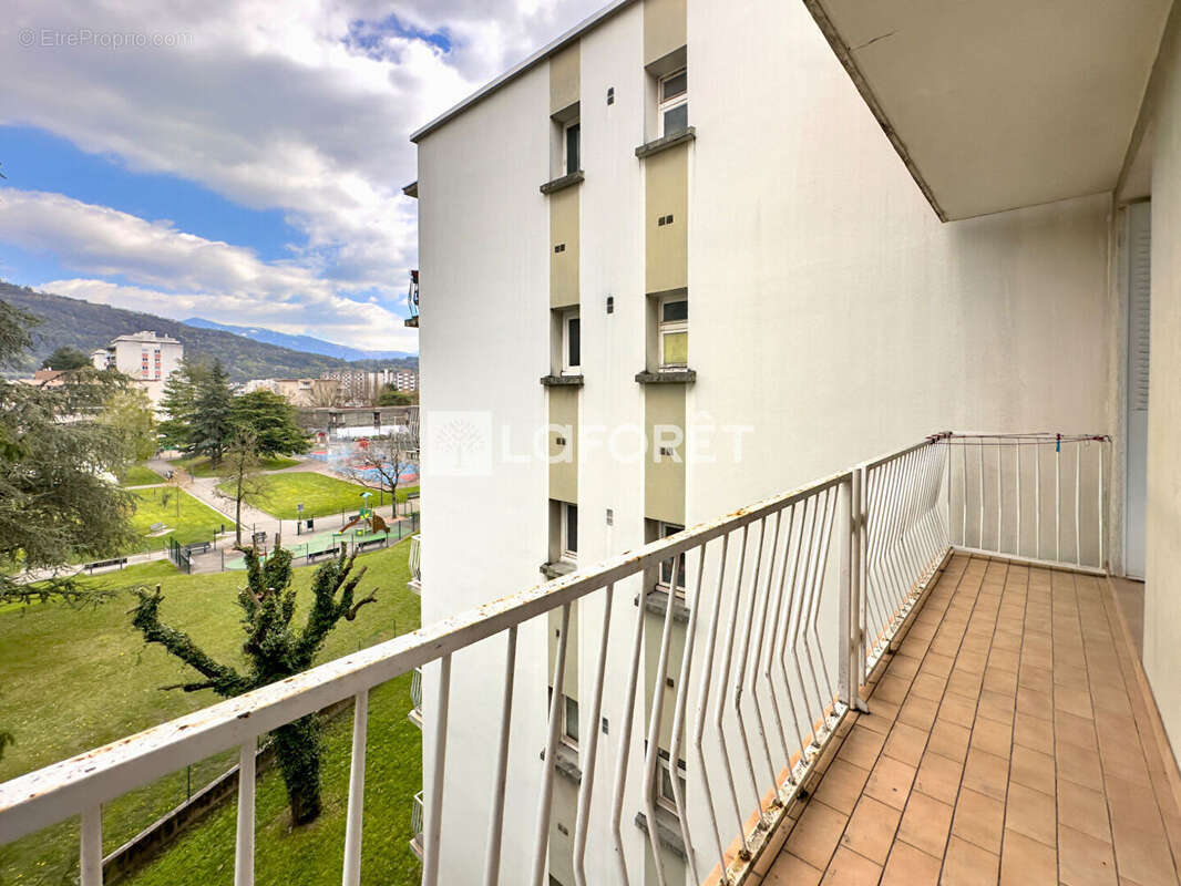 Appartement à SAINT-MARTIN-D'HERES