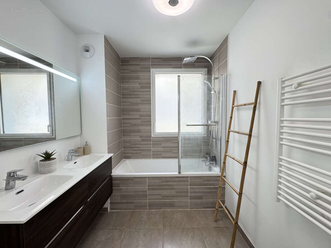 Appartement à MAUGUIO