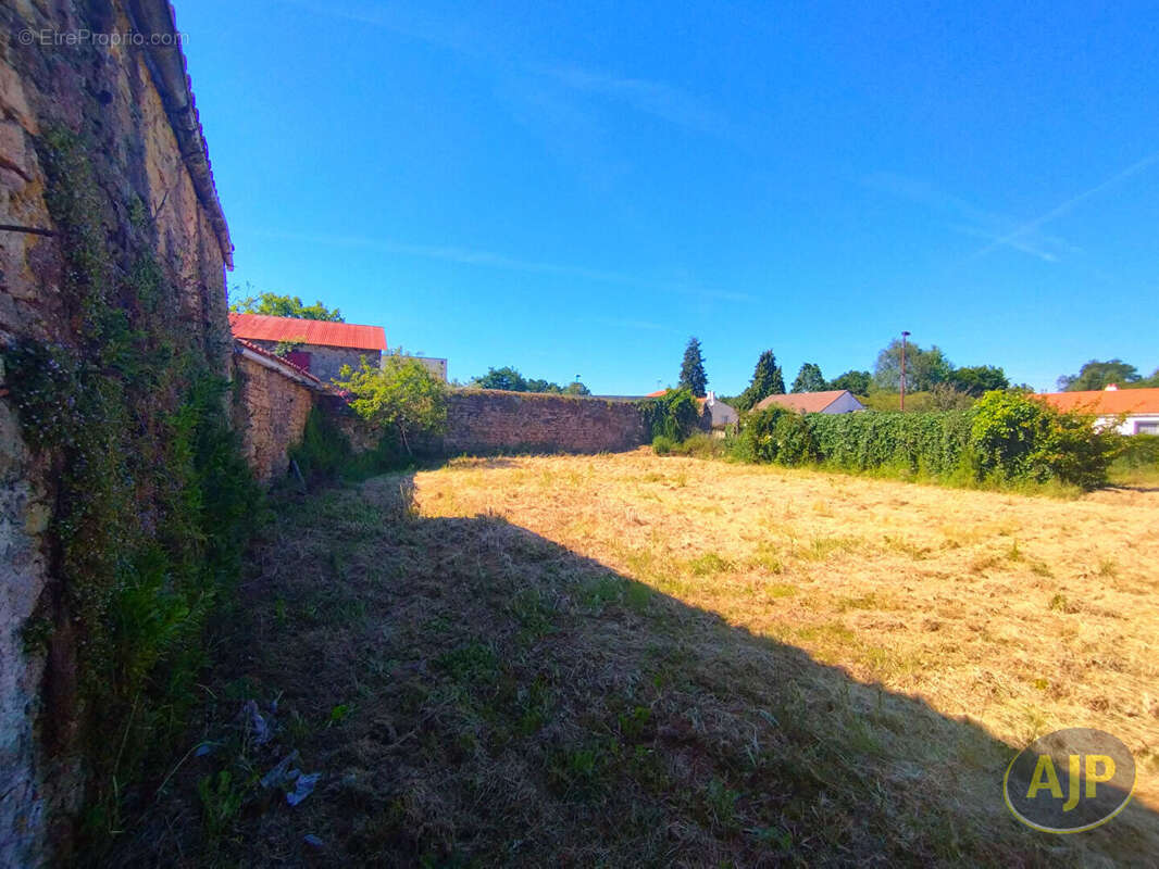 BEAUFOU - Grange à rénover - photo 9