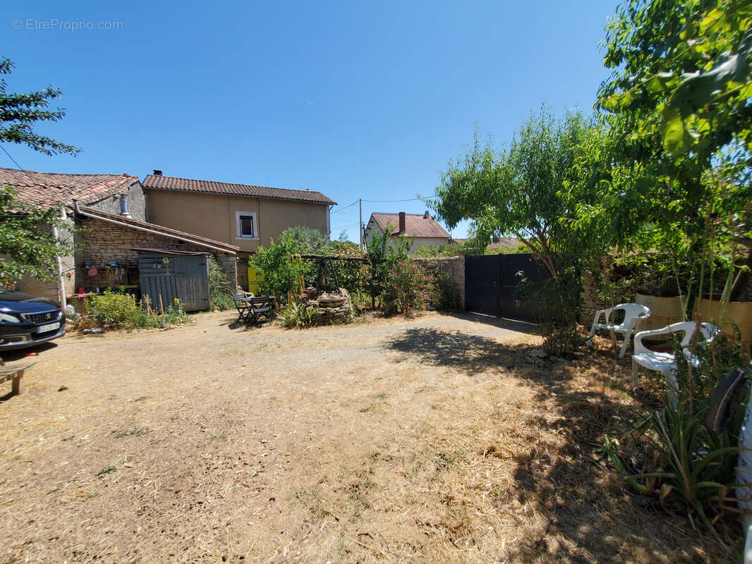 Maiosn de village et dépendances - photo 15