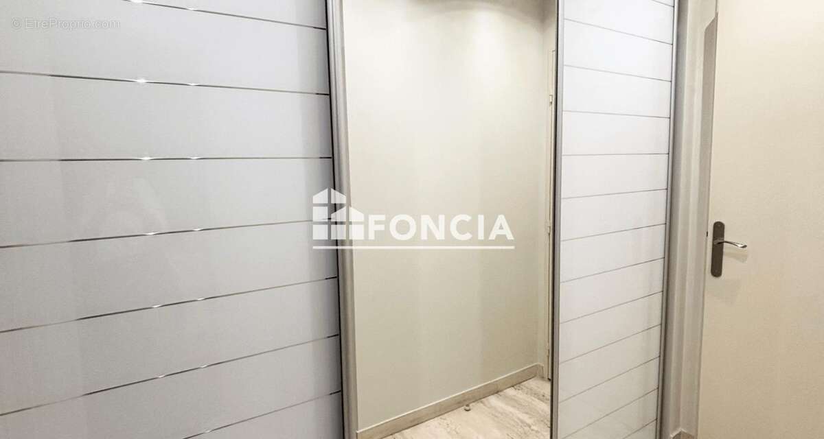 BAISSE DE PRIX – Superbe appartement 3 pièces rénové avec grande terrasse, garage et cave -  3 piscines - photo 16