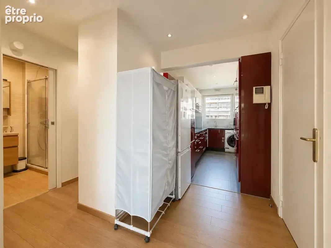 Bécon   Beau 3 pièces avec balcon, vue dégagée, parking et cave - photo 6