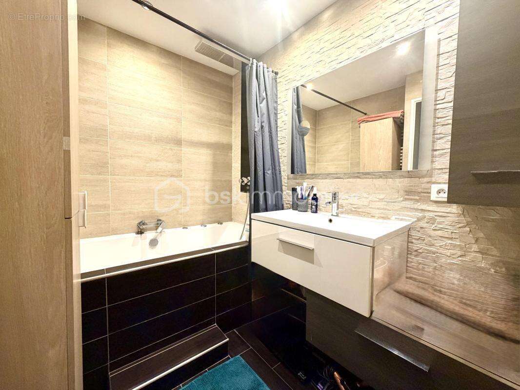 Appartement à MANDRES-LES-ROSES