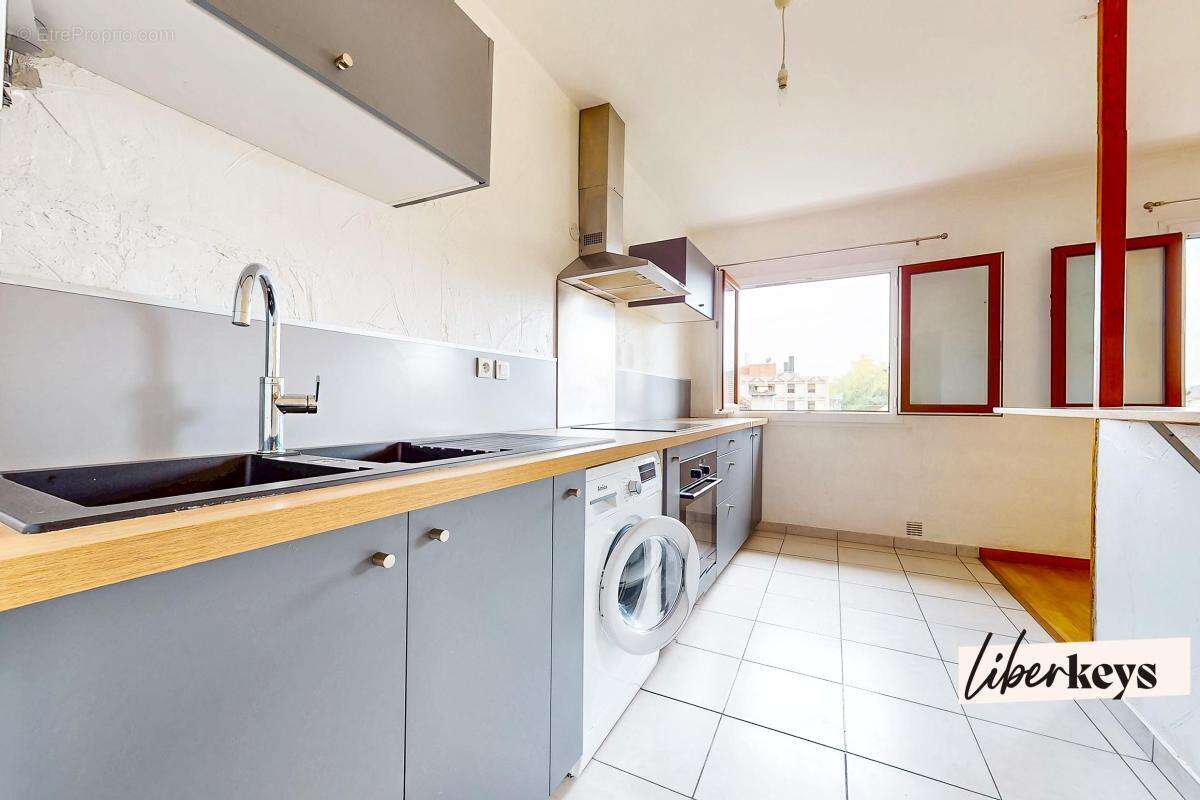 A vendre - Appartement deux pièces avec fort potentiel - rue Marius Ferrero - 74000 ANNECY - photo 4