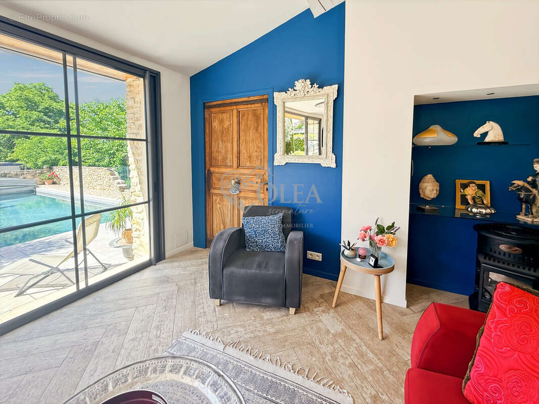 Salon - Maison à MONTAREN-ET-SAINT-MEDIERS