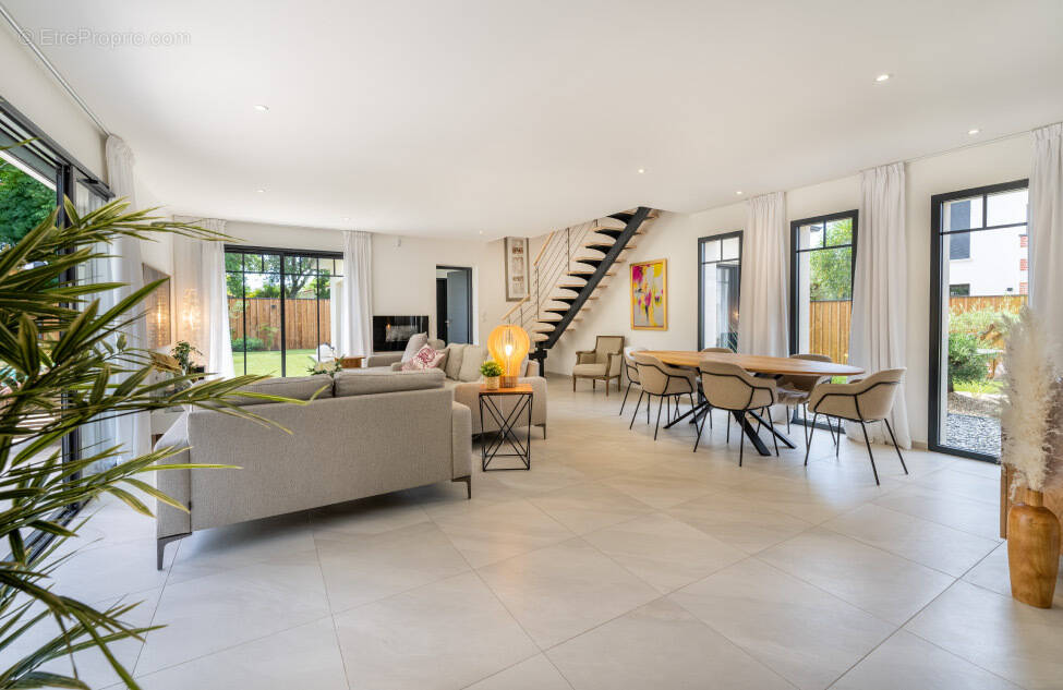 Terrain à SAINT-SULPICE-ET-CAMEYRAC