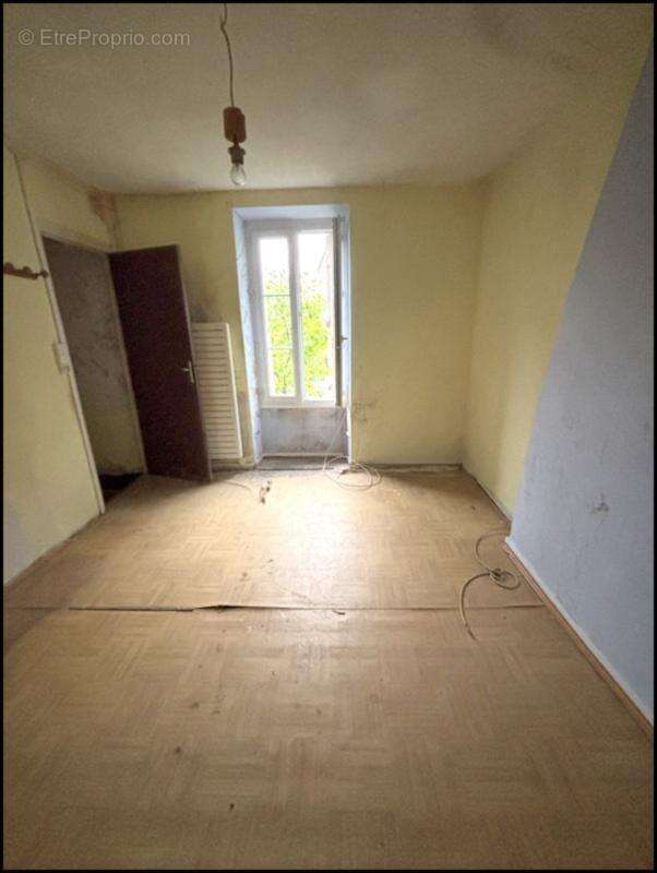 Pied à terre de 2 pièces  à CHATELUS LE MARCHEIX (23) - photo 4
