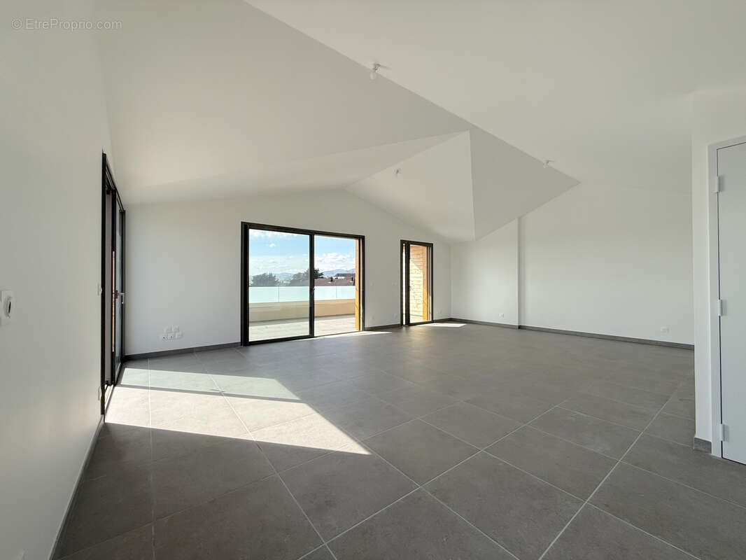 Appartement à LA TOUR-DE-SALVAGNY