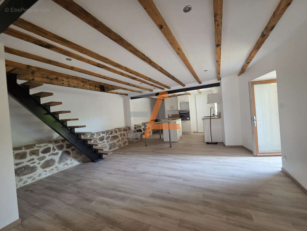 Maison à SAINT-HILAIRE-CUSSON-LA-VALMITTE