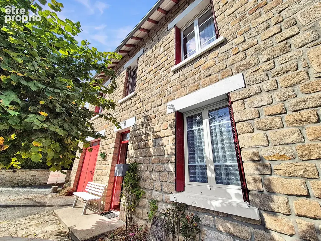 CORRÈZE. Ville de CORRÈZE. Maison en pierre comprenant 3 chambres, un appartement au rez-de-chaussée, un garage, un sous-sol et  - photo 8