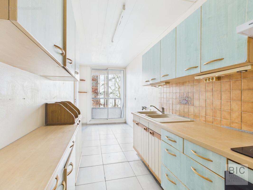 A vendre Grand T5 avec balcons et place de parking - photo 3