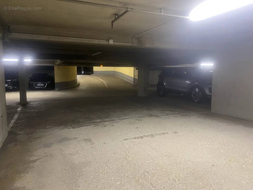 Parking à PARIS-16E