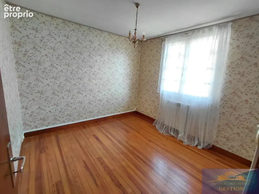Maison mitoyenne élevée sur deux niveaux avec jardin et dépendances - photo 6