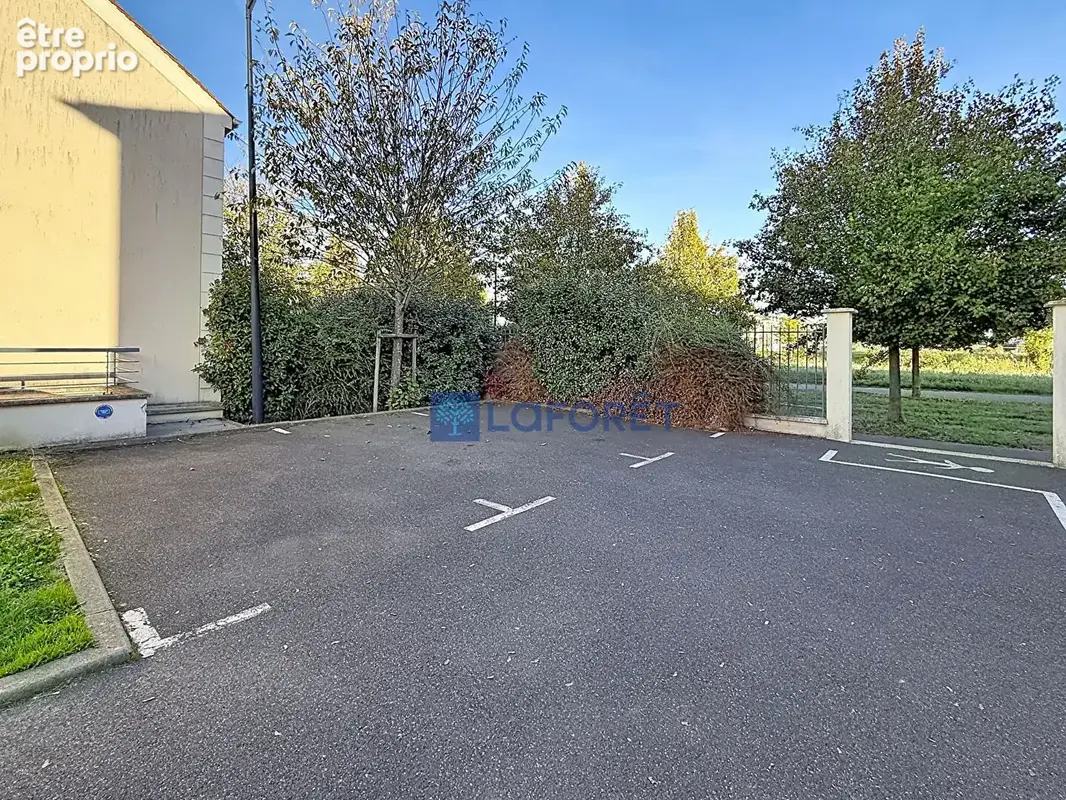 Parking à SAINT-PIERRE-DU-PERRAY