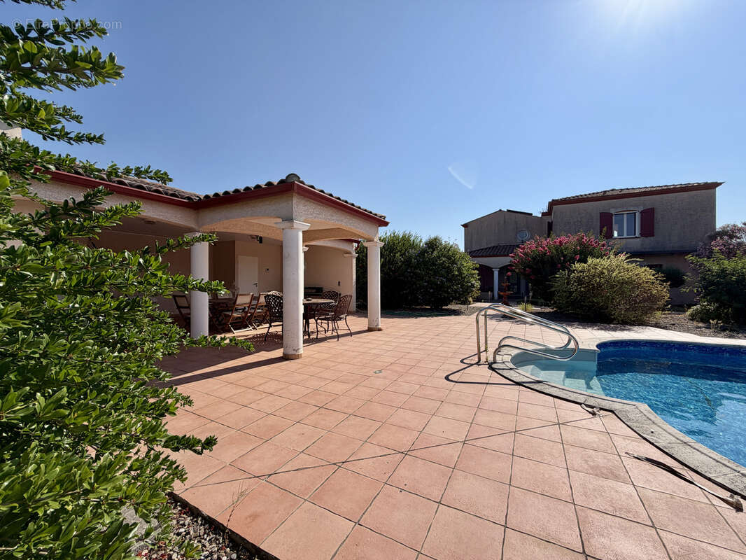 Maison avec jardin et piscine pool house et garage - photo 4