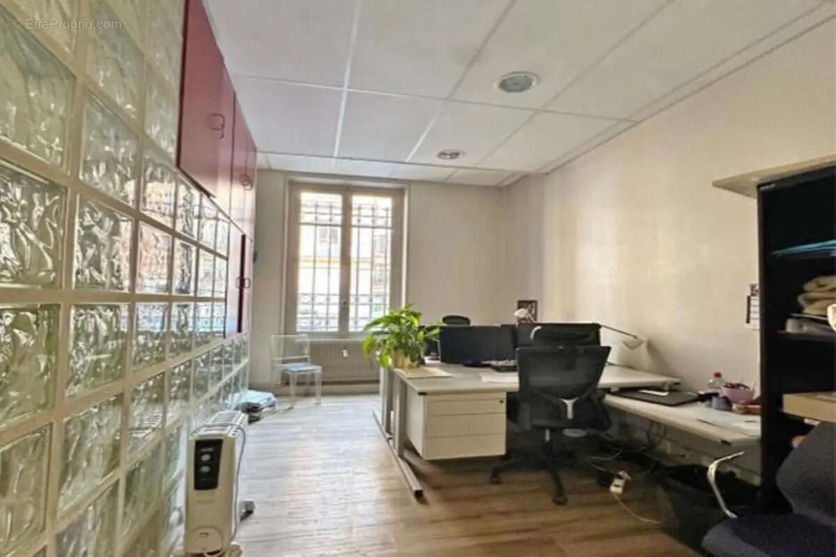 Commerce à PARIS-8E